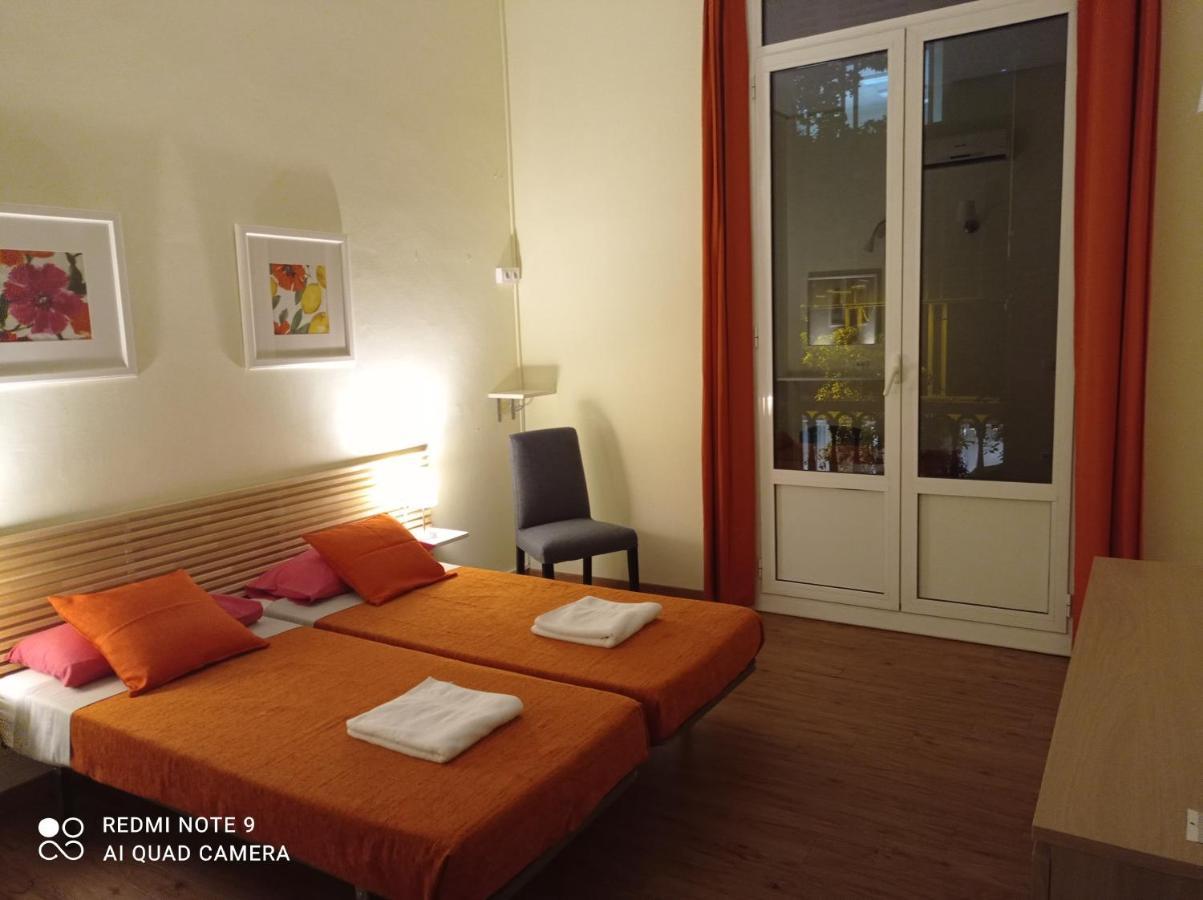 Barcelona Central Garden Hostal Εξωτερικό φωτογραφία